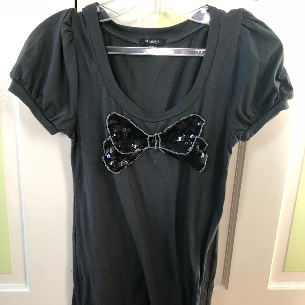 Gray tee with puff sleeves and bow